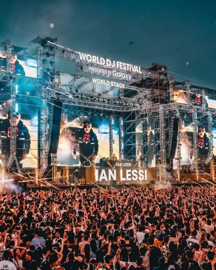 Escenario de Ian Lessi frente al público de un festival